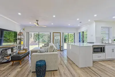 10900 SW 124th Rd, Miami: photo 1 of 22