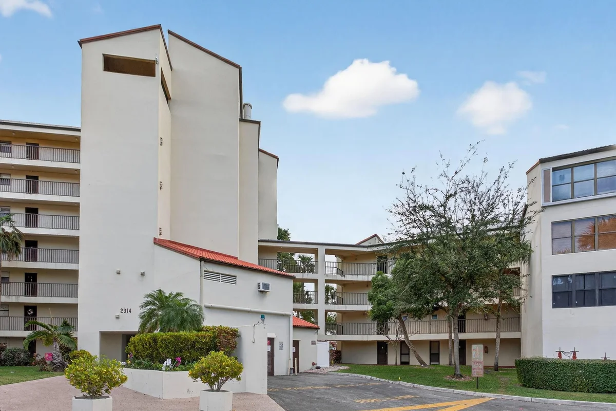 2314 S Cypress Bend Dr #114, Pompano Beach: photo 1 of 38