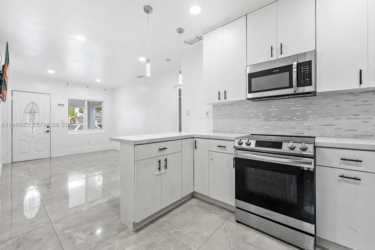 1230 NW 35th St, Miami: photo 1 of 36
