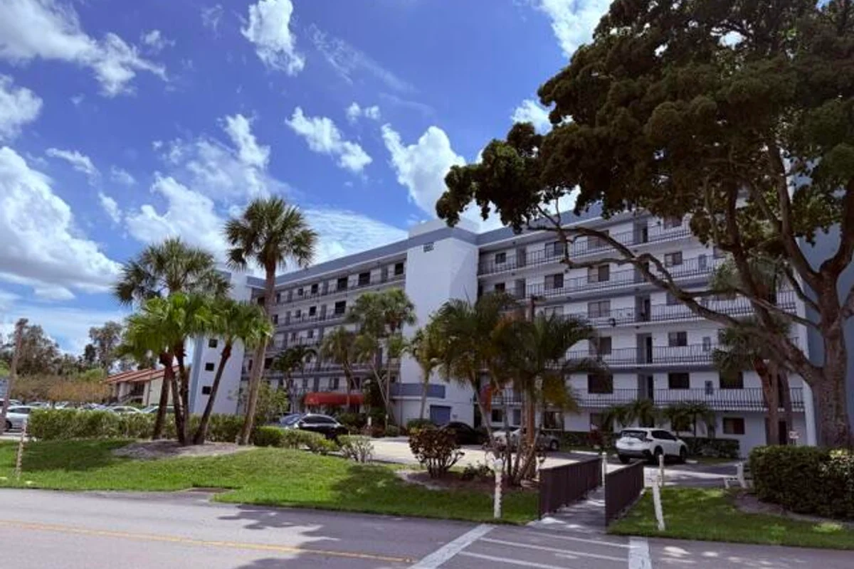 7770 Tahiti Ln #405, Lake Worth: photo 1 of 20