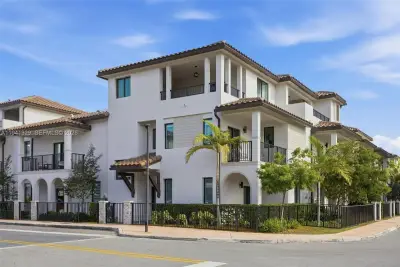 4250 NW 83rd Ave, Doral: photo 1 of 78