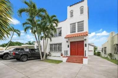 1736 SW 9th St, Miami: photo 1 of 15