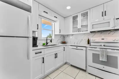 225 Bonnie Blvd #302, Palm Springs: photo 1 of 35
