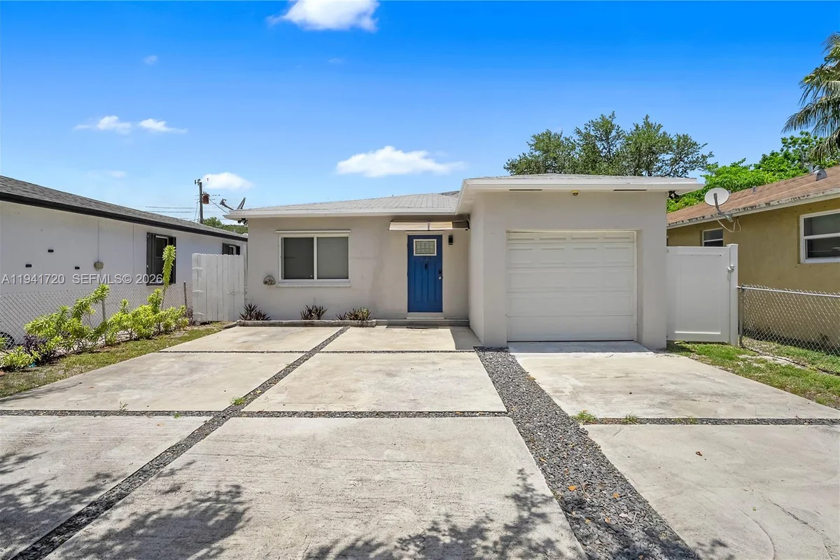 2227 Cody St, Hollywood: photo 1 of 24