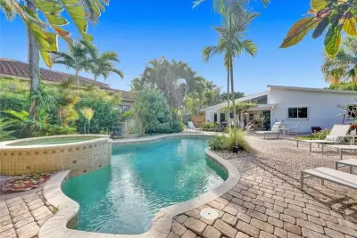 2525 SE 7th Dr, Pompano Beach: photo 1 of 39