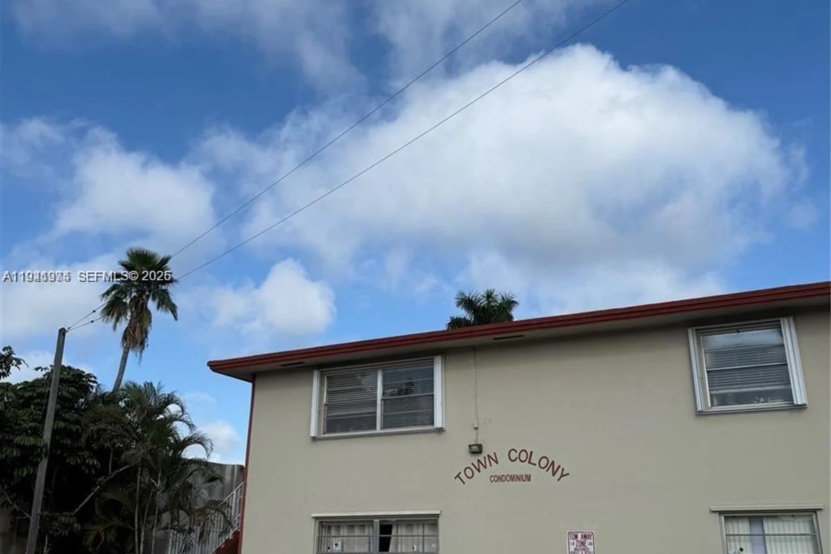 2915 Plunkett St #12A, Hollywood: photo 1 of 15