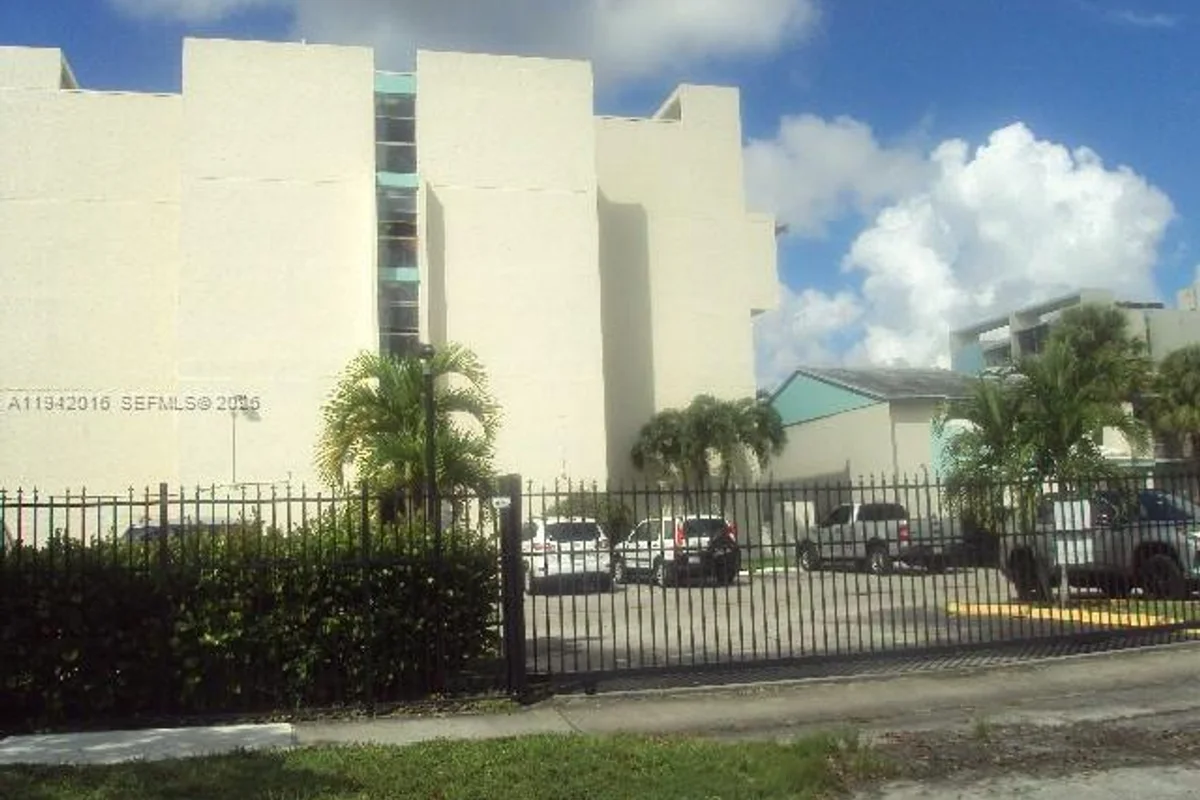 Condo in Lauderhill: photo 1 of 10