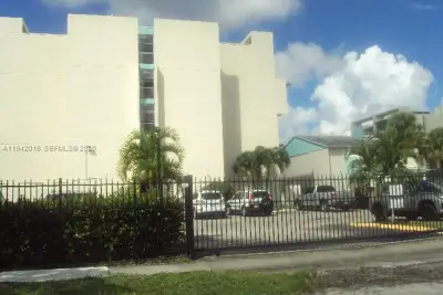 Condo in Lauderhill: photo 1 of 10