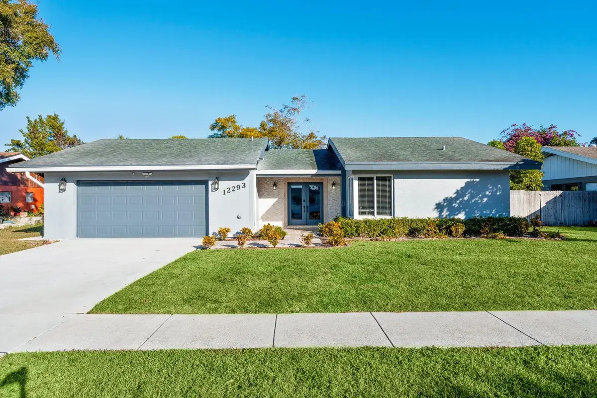 12293 Old Country Rd S, Wellington: photo 1 of 30