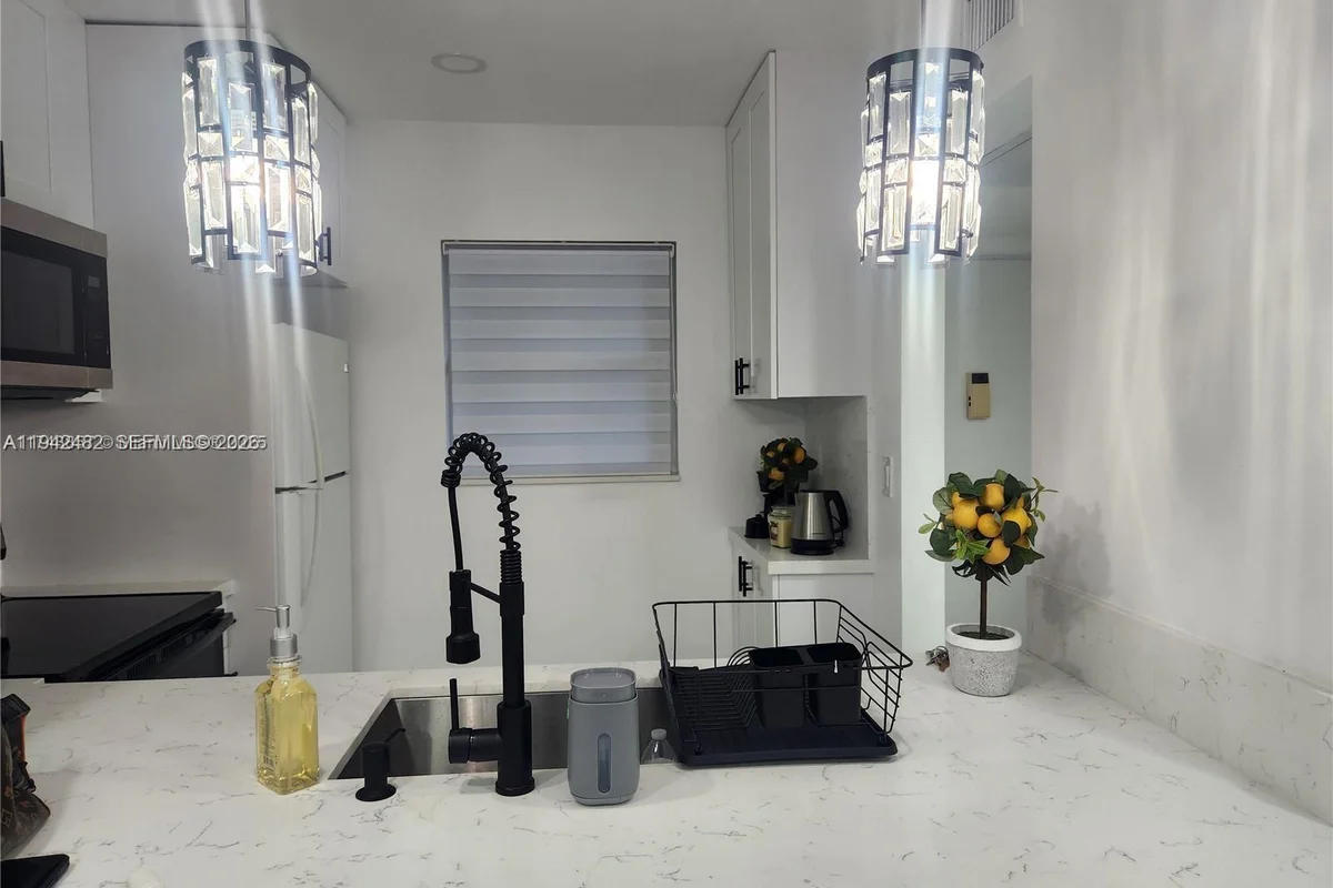 5001 NW 34th St #305, Lauderdale Lakes: photo 1 of 15