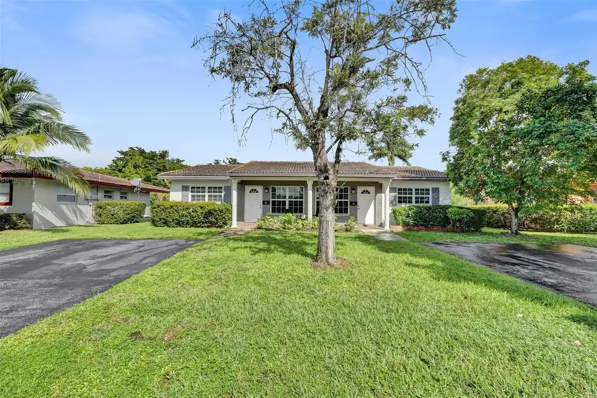 4017 Woodside Dr, Coral Springs: photo 1 of 37