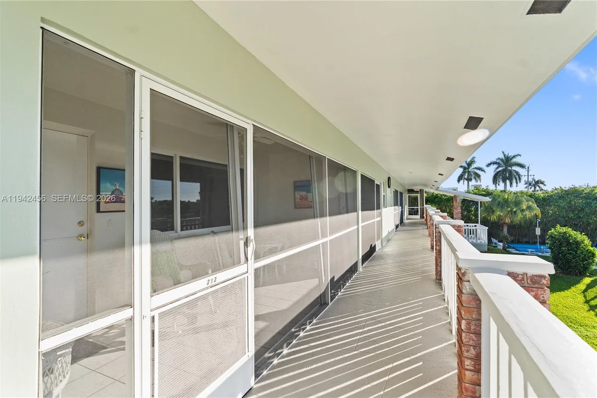 2541 NE 11th St #212, Pompano Beach: photo 1 of 37