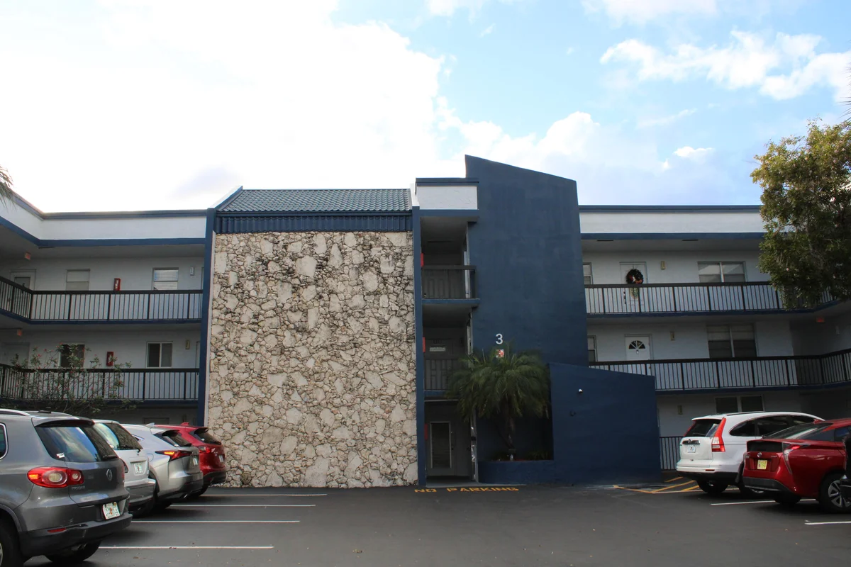 3200 Holiday Springs Blvd #105, Margate: photo 1 of 17