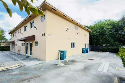 16585 NE 3 Ave, Miami: photo 1 of 34