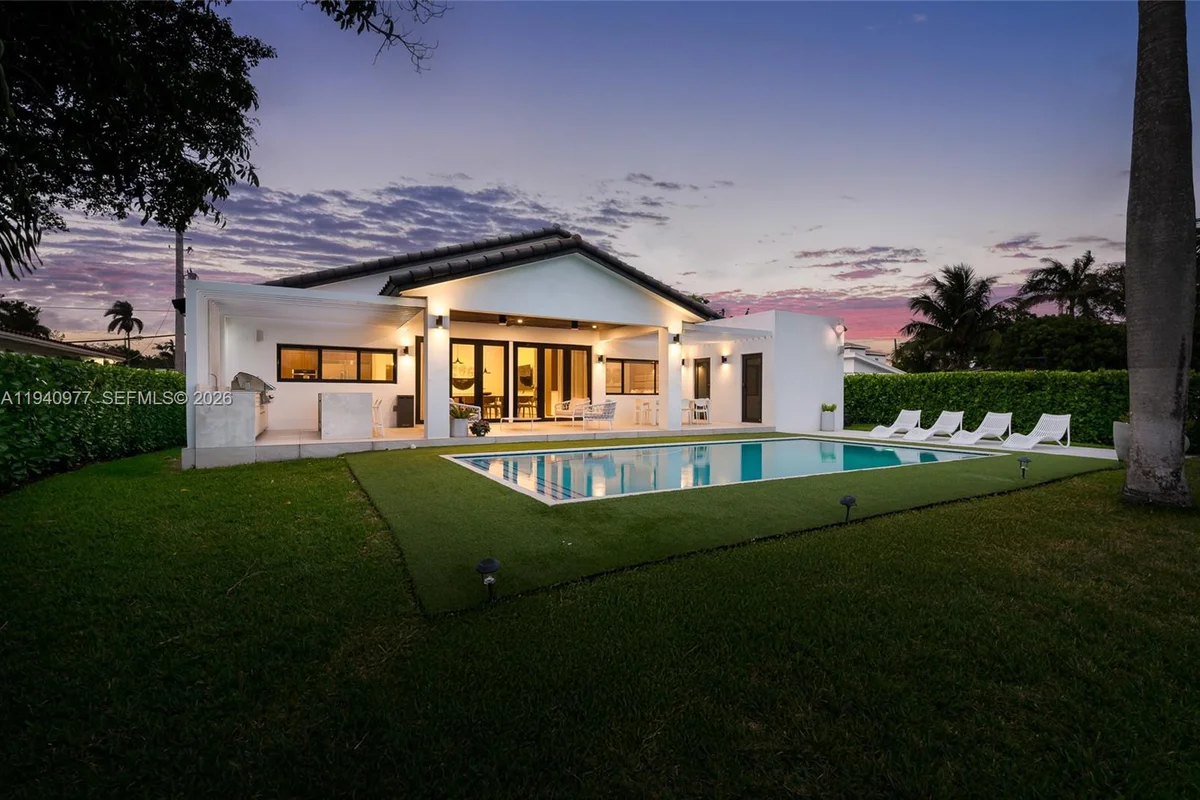 2560 NE 199th St, Miami: photo 1 of 75