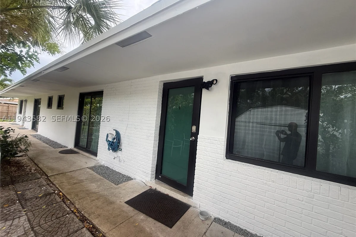 1700 SW 20th St, Fort Lauderdale: photo 1 of 38