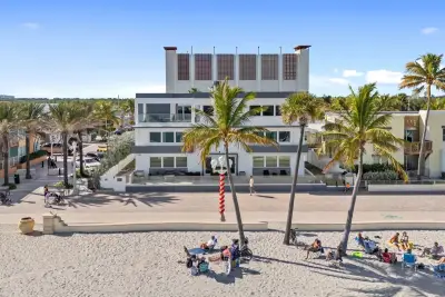 2203 N Surf Rd, Hollywood: photo 1 of 60