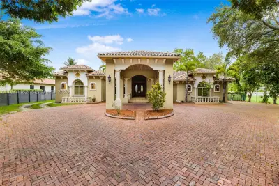 7761 SW 122nd Ave, Miami: photo 1 of 54