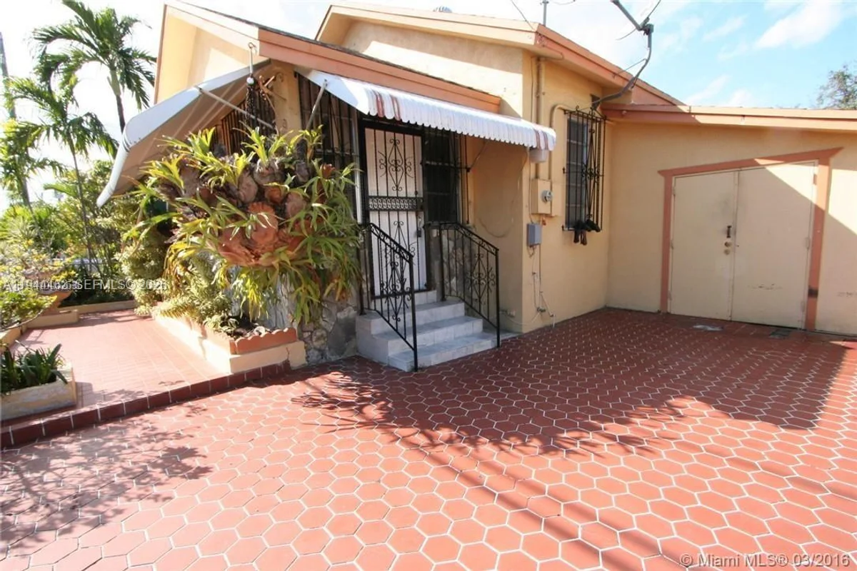1119 SW 9th St, Miami: photo 1 of 8