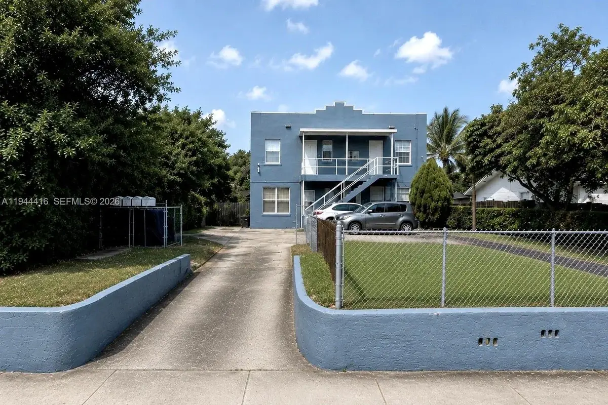 1821 NW 33rd St, Miami: photo 1 of 20