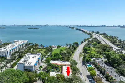 515 NE 38th St #10, Miami: photo 1 of 46