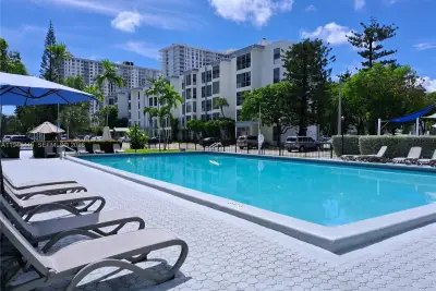 17570 Atlantic Blvd #104, Sunny Isles Beach: photo 1 of 5
