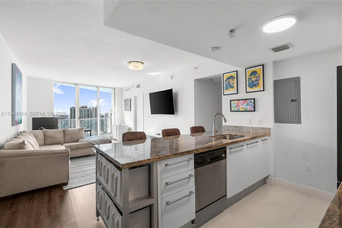 185 SW 7th St #2702, Miami: photo 1 of 71