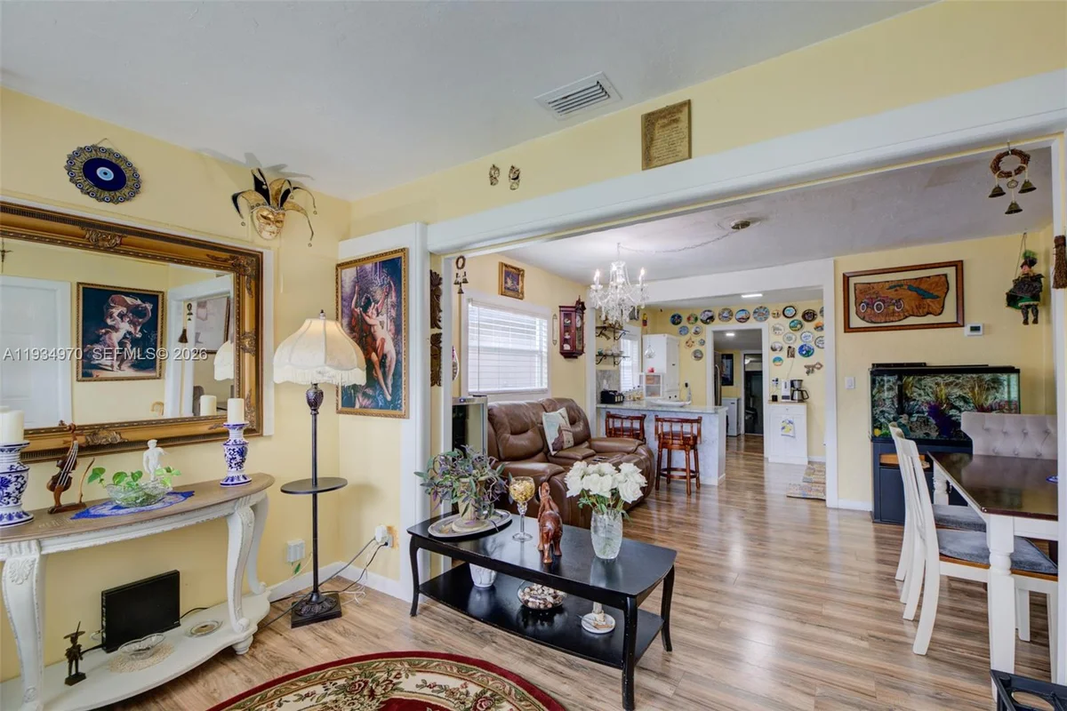 1911 NW 52nd St, Miami: photo 1 of 48