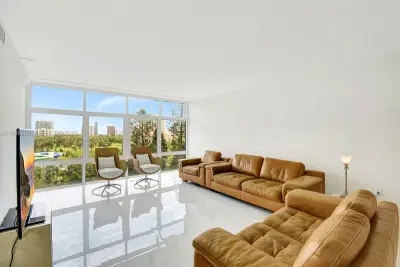 20100 W Country Club Dr #1005, Aventura: photo 1 of 36