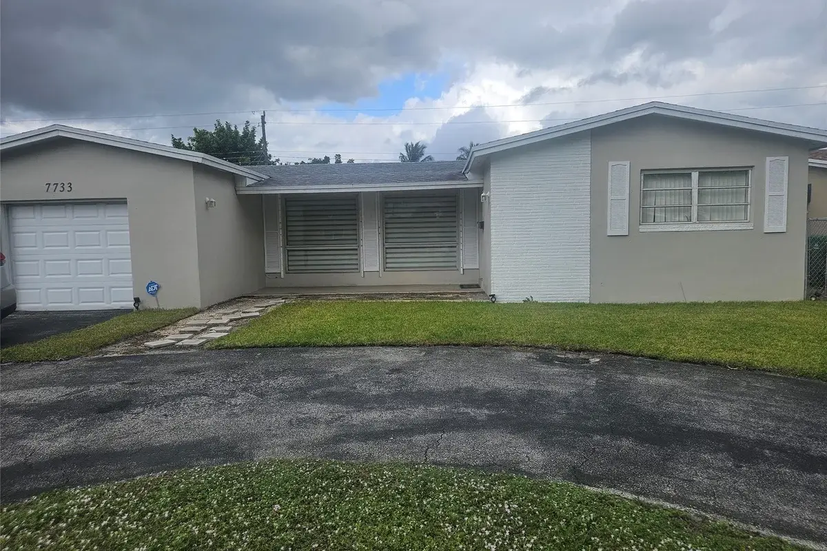 7733 Embassy Blvd, Miramar: photo 1 of 10