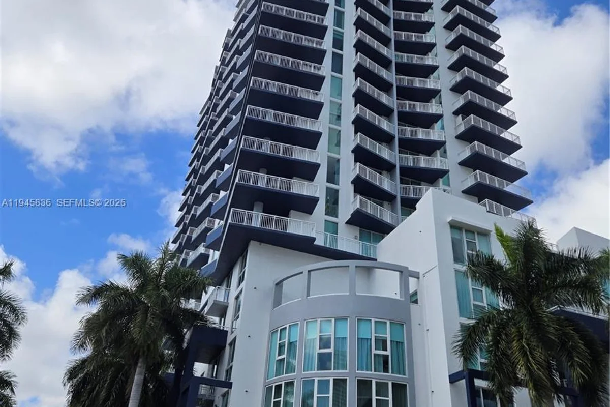 275 NE 18th St #503, Miami: photo 1 of 11