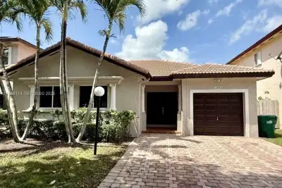 22844 SW 114th Ave, Miami: photo 1 of 40
