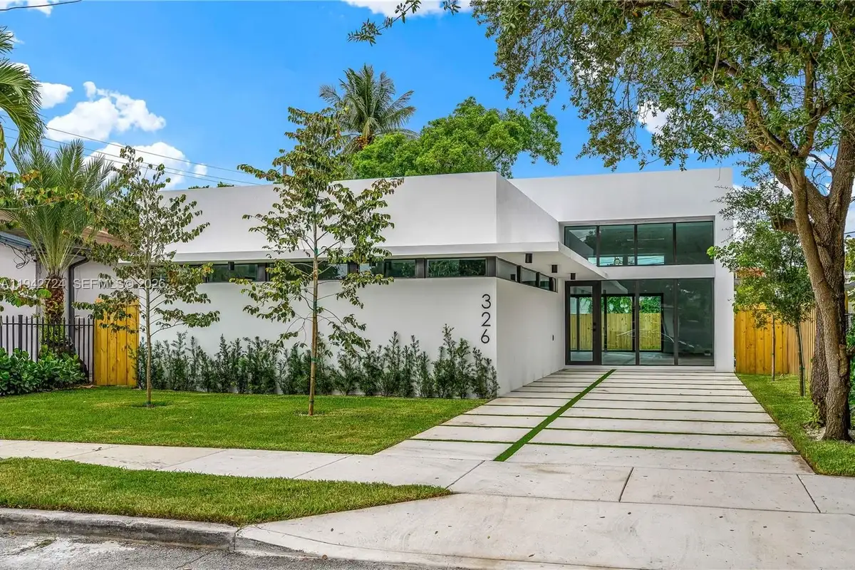 326 NW 40th St, Miami: photo 1 of 35
