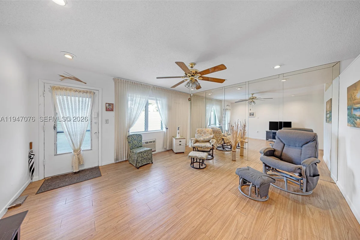 15600 NE 6th Ave #28D, Miami: photo 1 of 31