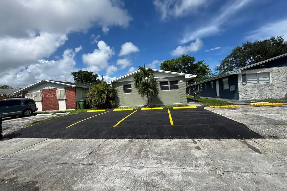 844 SW 10th St, Hallandale Beach: photo 1 of 18
