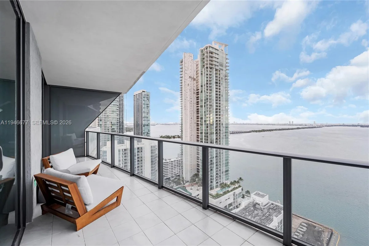 460 NE 28th St #3002, Miami: photo 1 of 32