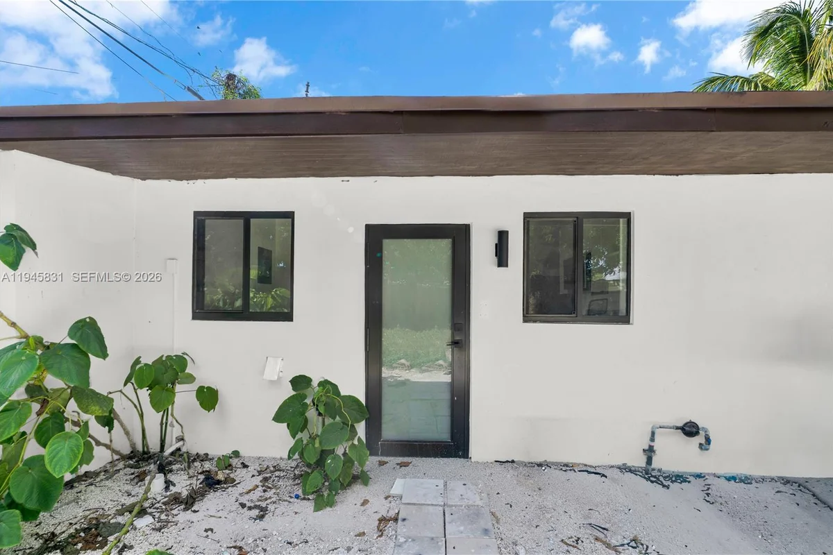 3040 NW 93rd #D, Miami: photo 1 of 8