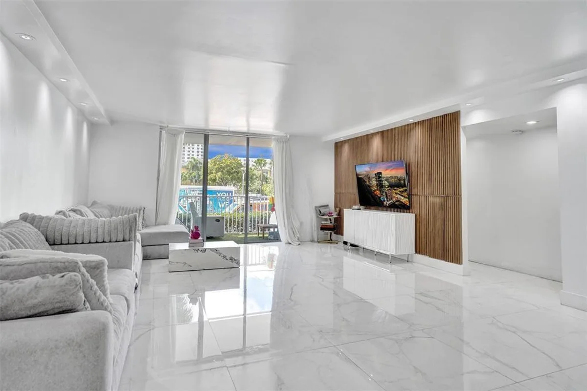 2801 NE 183rd St #101w, Aventura: photo 1 of 15