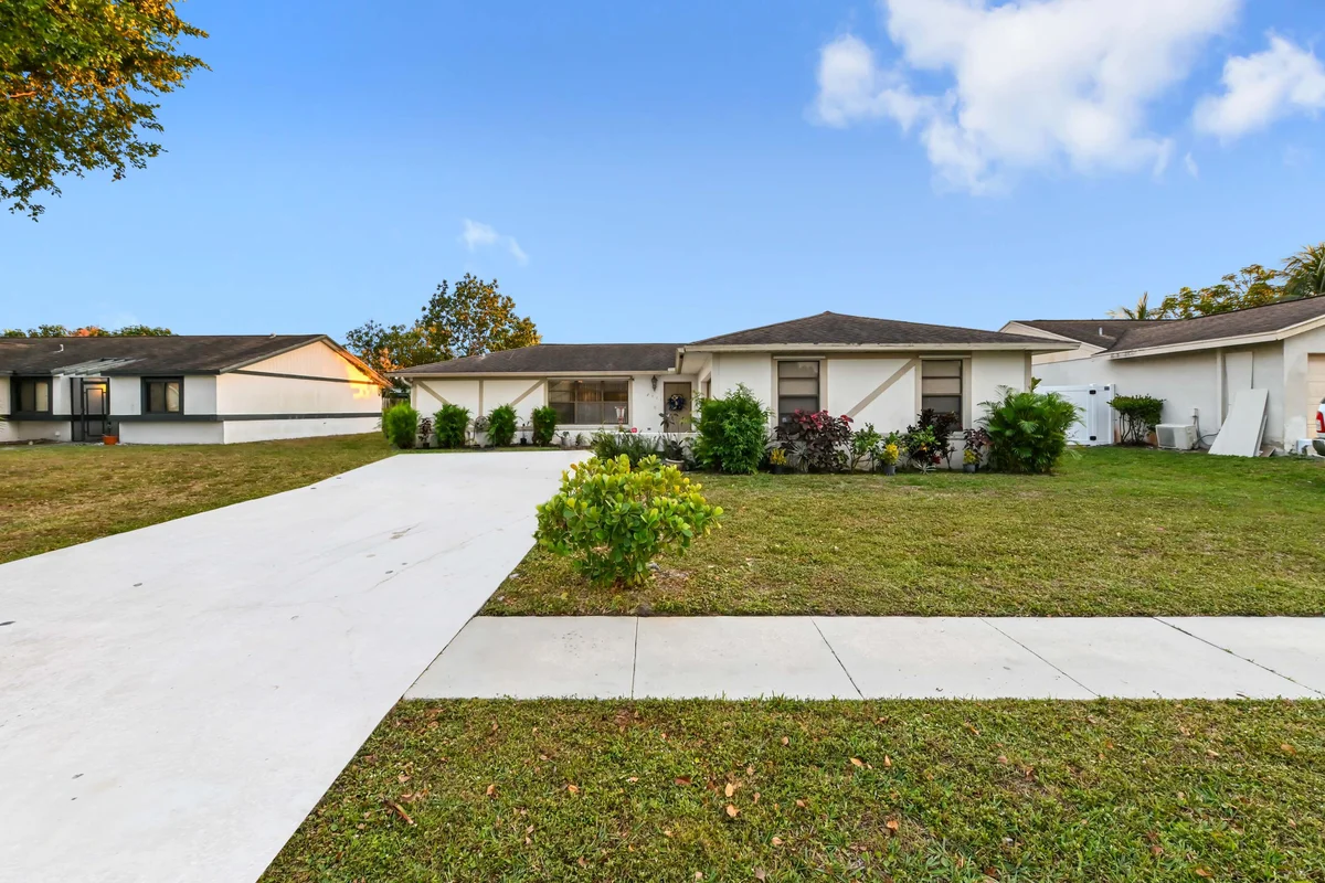 2531 Doral Way, Riviera Beach: photo 1 of 27