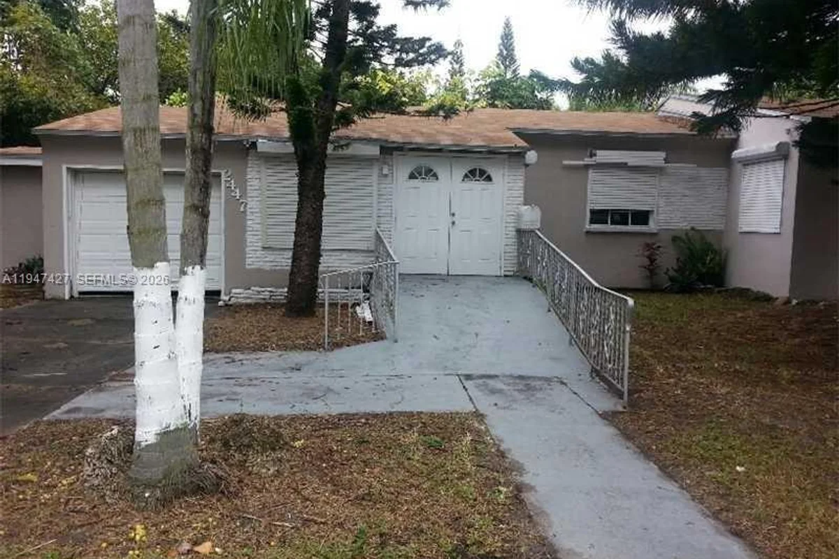2447 Pierce St #1, Hollywood: photo 1 of 4
