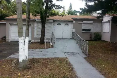 2447 Pierce St #1, Hollywood: photo 1 of 4
