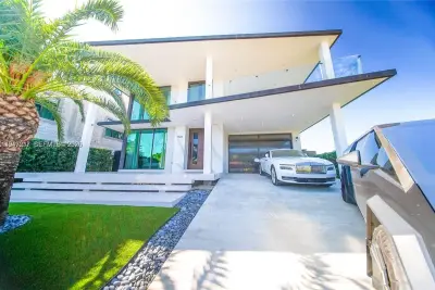 7520 W Treasure Dr, North Bay Village: photo 1 of 34