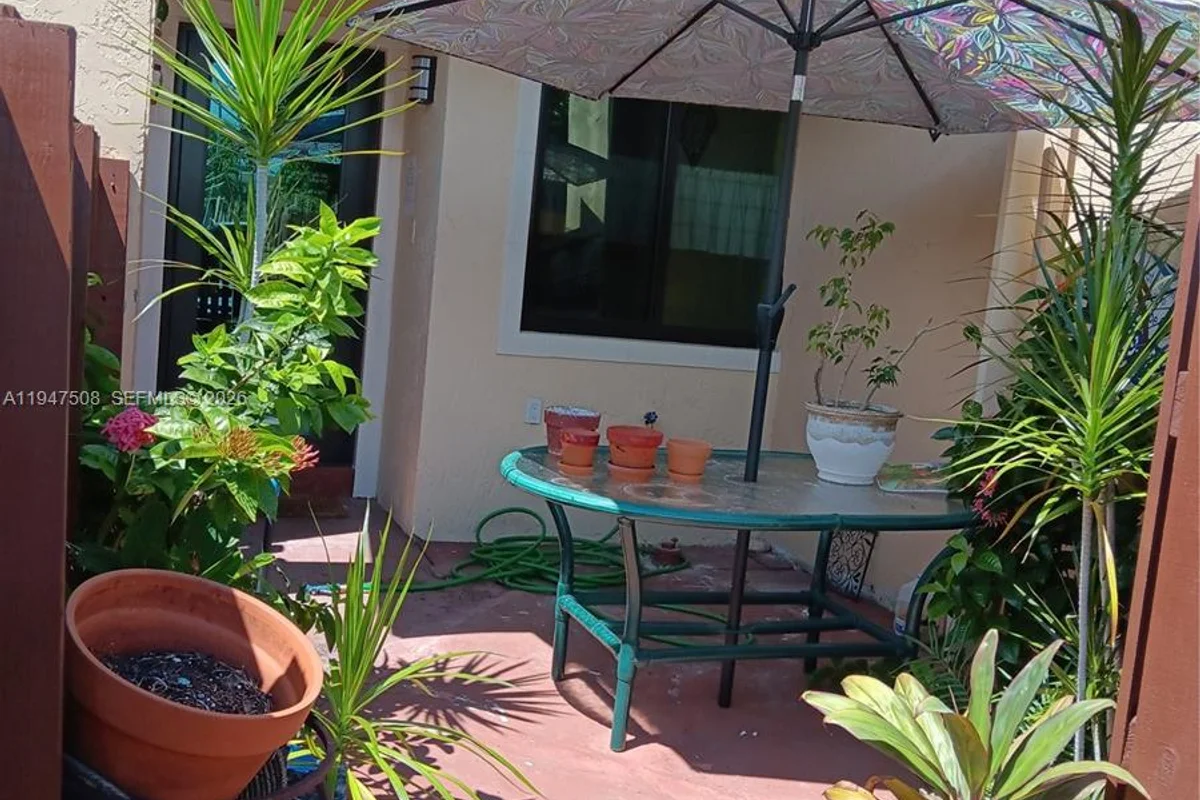 271 W Park Dr #1-7, Miami: photo 1 of 6