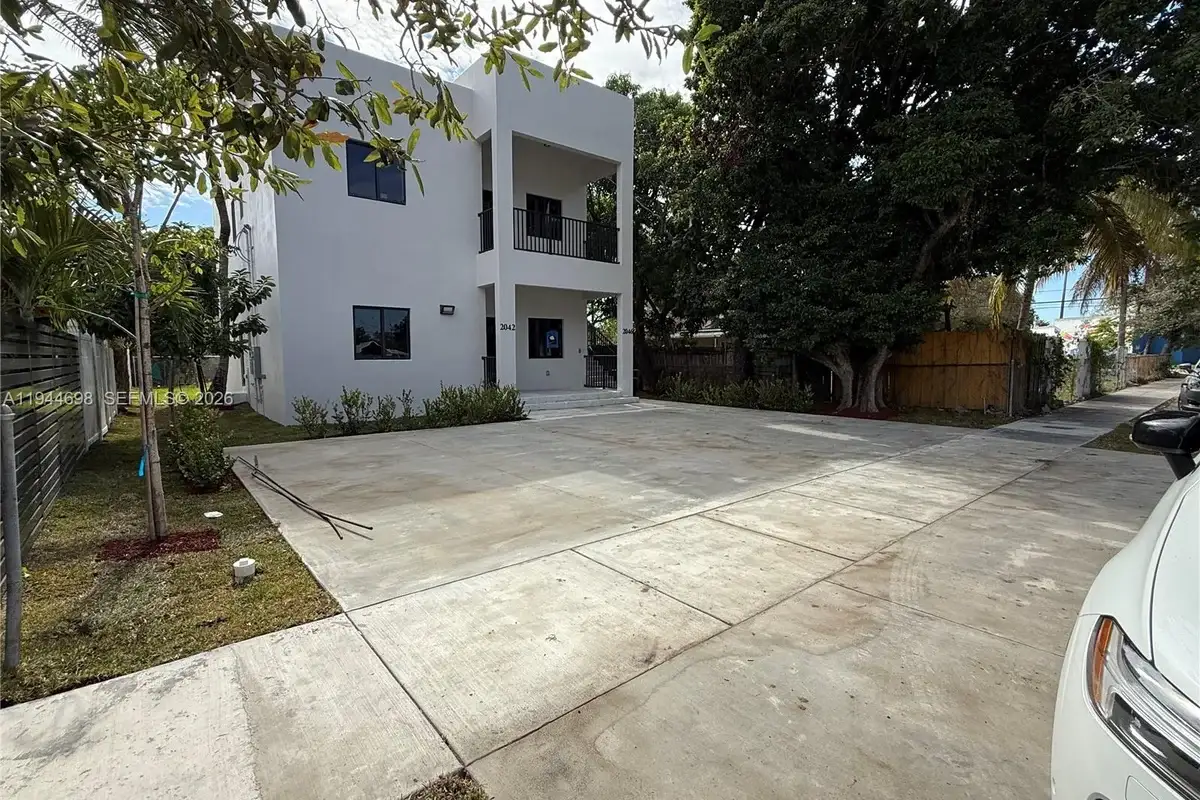 2042 NW 55 Ter, Miami: photo 1 of 9
