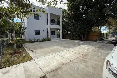 2042 NW 55 Ter, Miami: photo 1 of 9