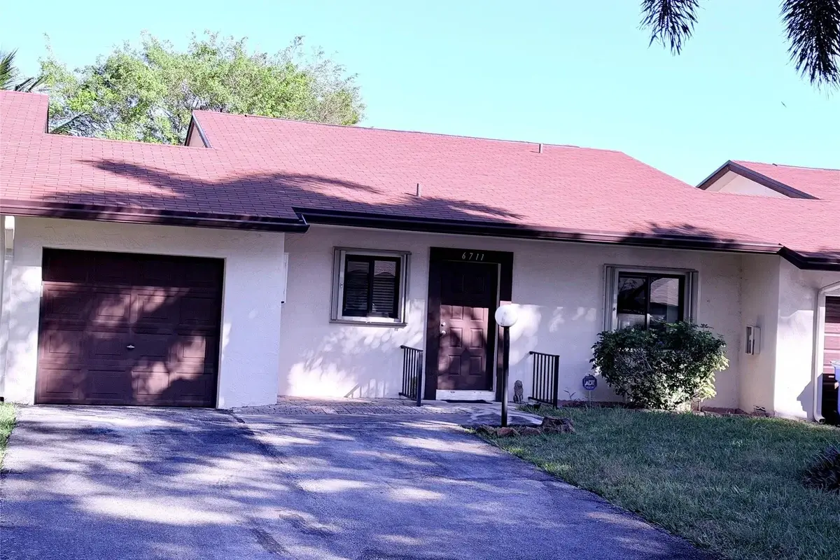 6711 S Parkway Dr #2-10, Margate: photo 1 of 27