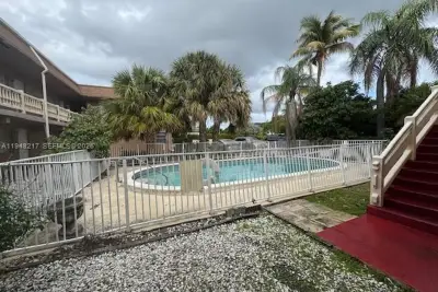 241 SE 9th Ave #105, Pompano Beach: photo 1 of 17