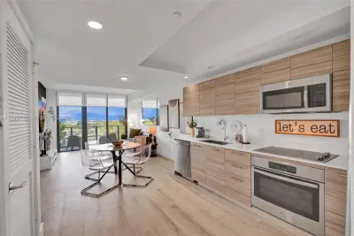 121 NE 34th St #910, Miami: photo 1 of 42