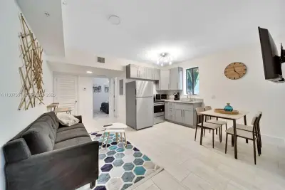 2162 SW 14th Ter #106, Miami: photo 1 of 13