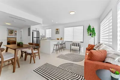 1144 SW 4th St #8, Miami: photo 1 of 17